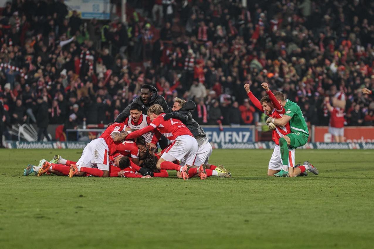 Simon Straudi ging inmitten der Cottbuser Feierlichkeiten unter.