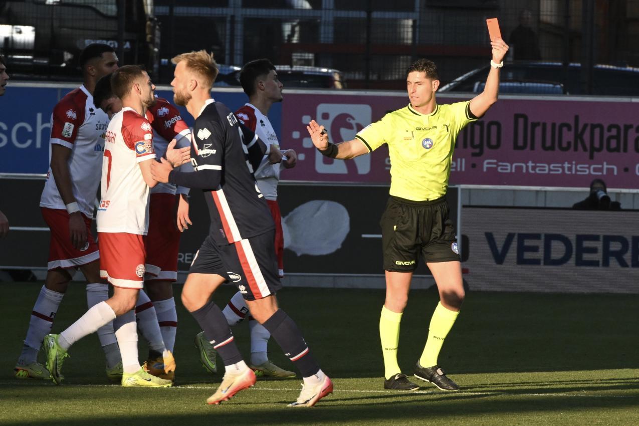 Simone Tronchin (verdeckt) sah schon nach wenigen Minuten die Rote Karte.
