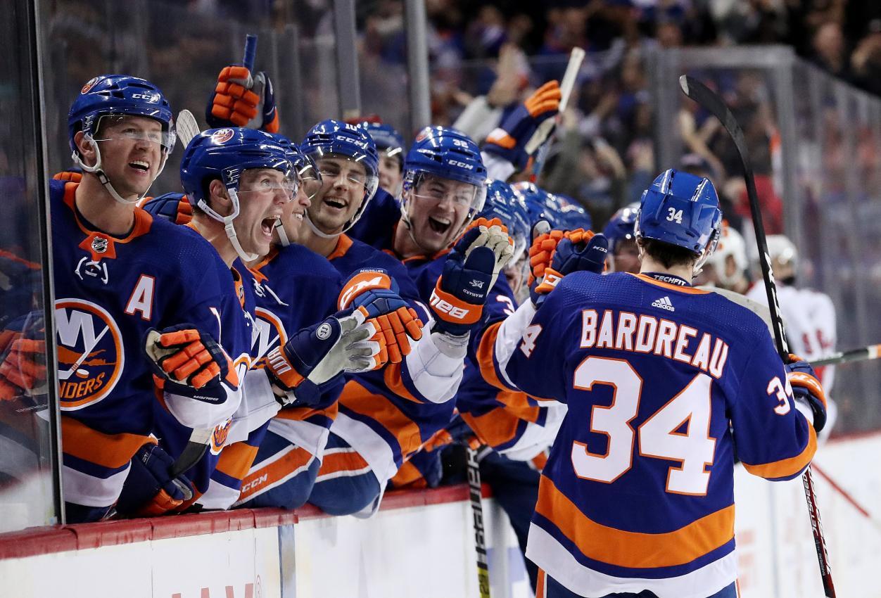 So wurde Bardreau nach seinem ersten Tor in der NHL gefeiert. © GETTY IMAGES NORTH AMERICA / AL BELLO