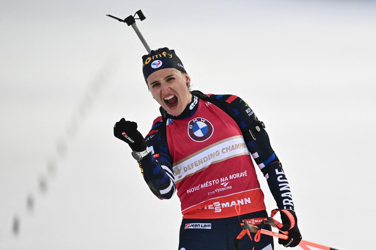 Sportlich gehört Julia Simon zu den Besten im Biathlon-Weltcup. © APA/afp / JOE KLAMAR