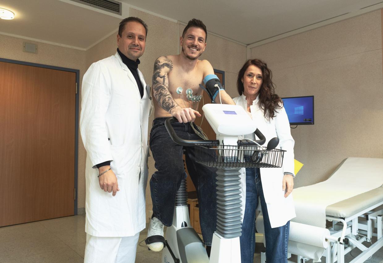 Alessio Cragno mit Dr. Elio Assisi (r.) und Laura Rech beim Medizincheck in der Marienklinik.