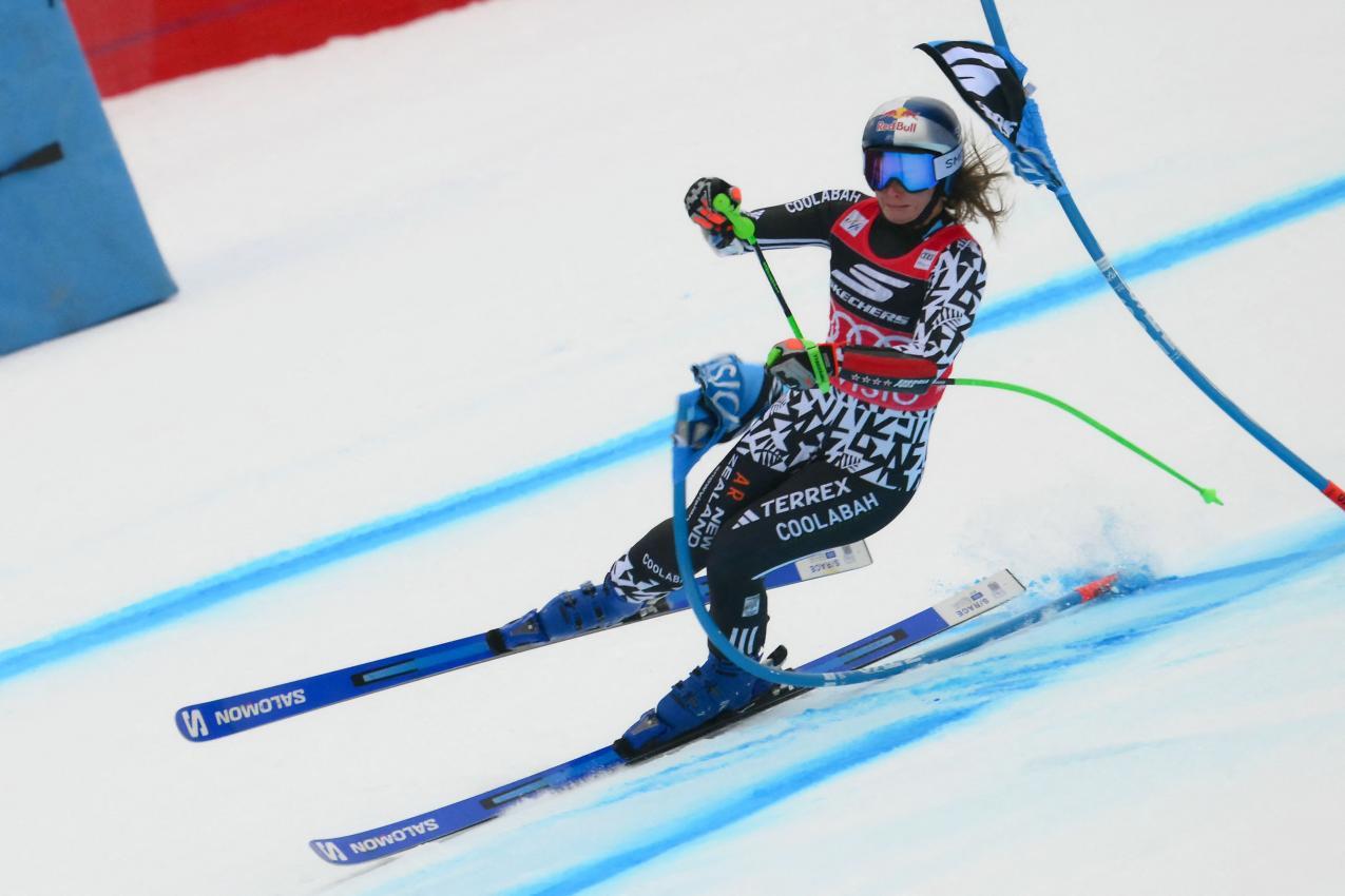 Alice Robinson, die bisherige Trägerin des Roten Trikots, kam zu Sturz. © APA/afp / MARCO BERTORELLO