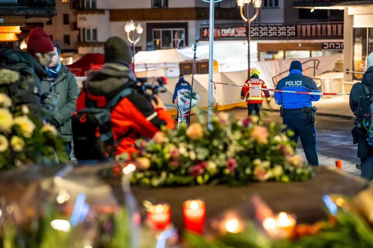 Flowers were laid at the barriers around the accident site in Crans-Montana. © APA/afp / MAXIME SCHMID