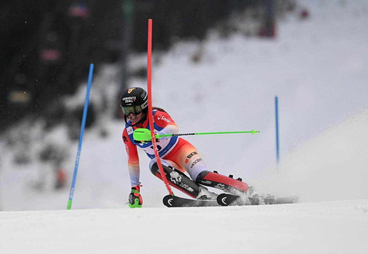 Camille Rast liegt auf Rang 3. © APA/afp / MICHAL CIZEK
