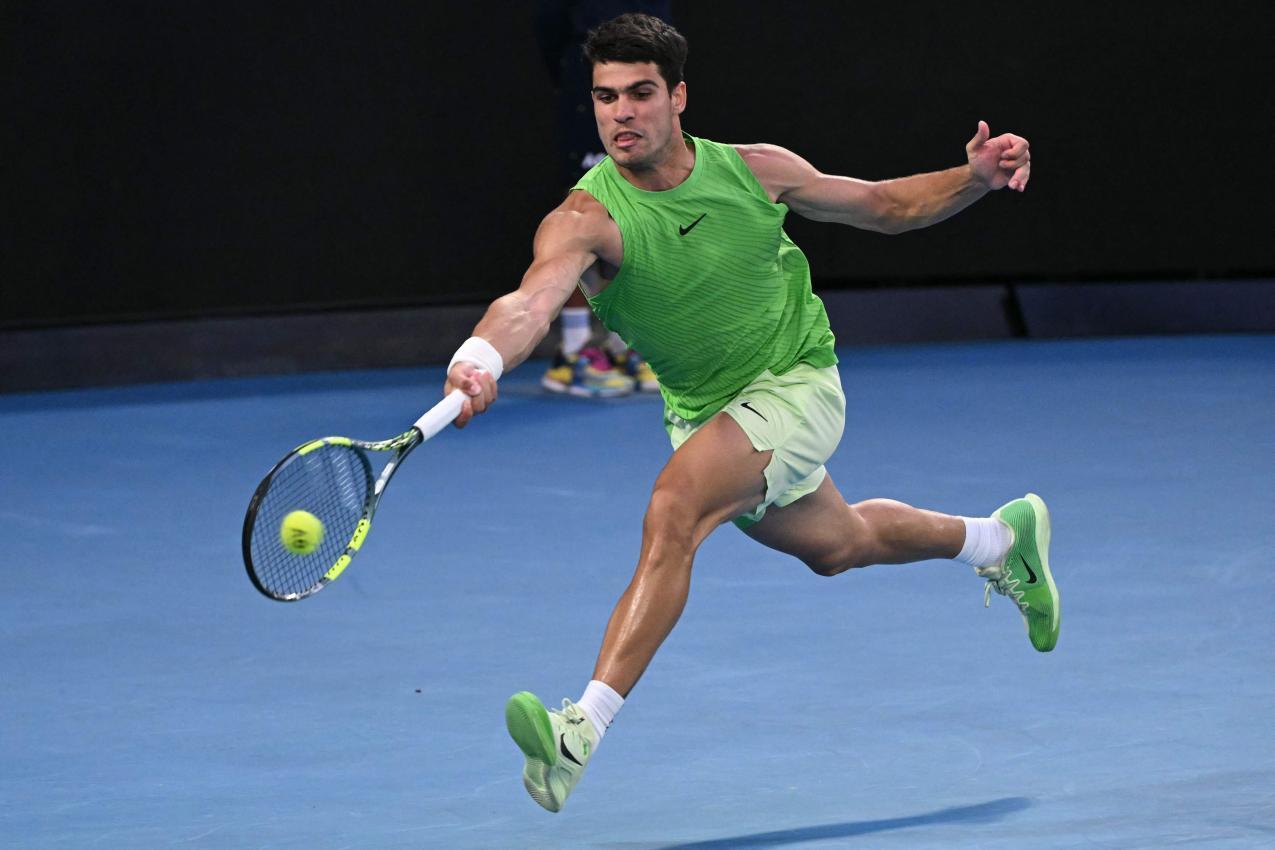Carlos Alcaraz könnte in Australien Geschichte schreiben. © APA/afp / WILLIAM WEST