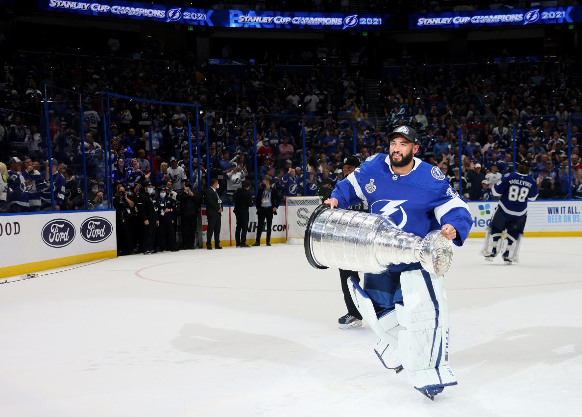 Christopher Gibson with the Stanley Cup trophy. © GETTY IMAGES NORTH AMERICA / BRUCE BENNETT