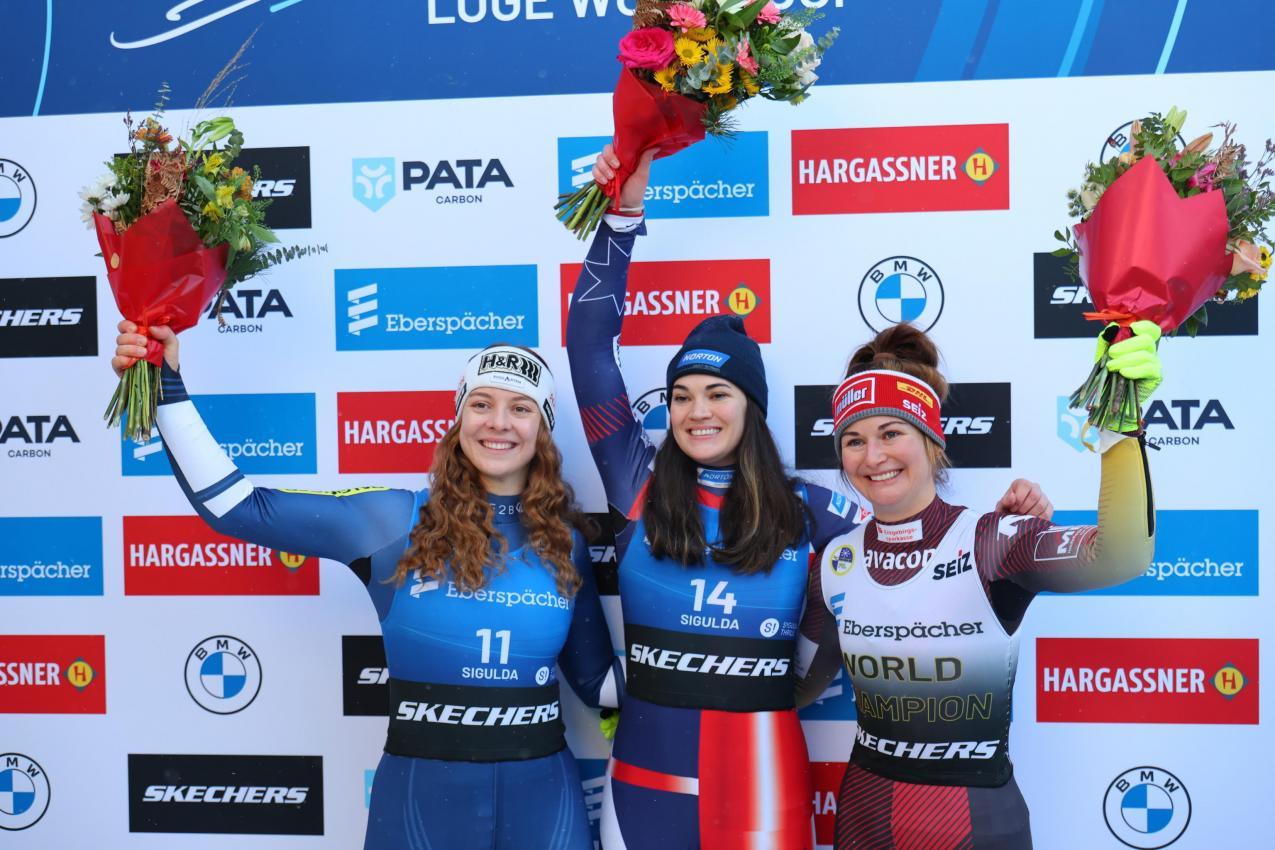 Das Podest bei den Frauen: Lisa Schulte (l.), Summer Britcher und Julia Taubitz (r.). © ANSA / TOMS KALNINS