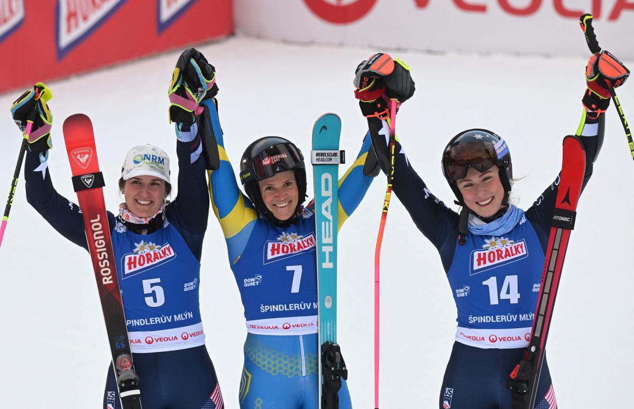 The women's podium with (from left) Paula Motzan, Sara Hector and Mikaela Shiffrin. © APA/afp / MICHAL CIZEK
