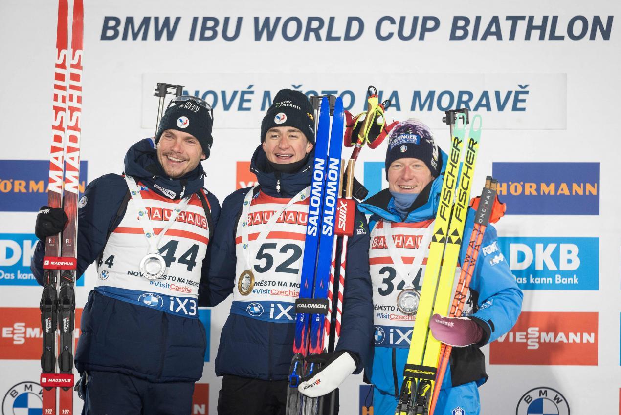 Das Podest: Emilien Jacquelin, Eric Perrot und Tommaso Giacomel. © APA/afp / RADEK MICA