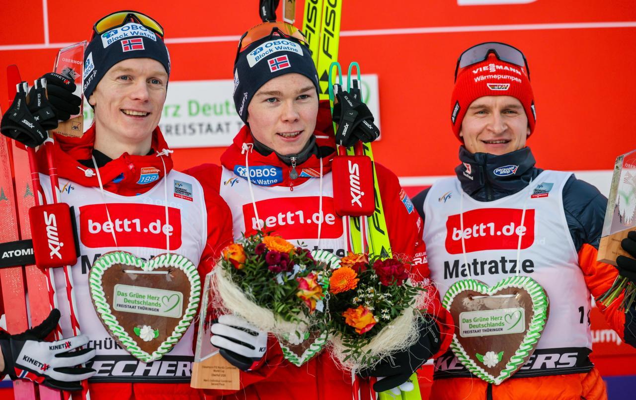 Das Siegerpodest mit den Oftebro-Brüdern und Julian Schmid. © ANSA / HANNIBAL HANSCHKE