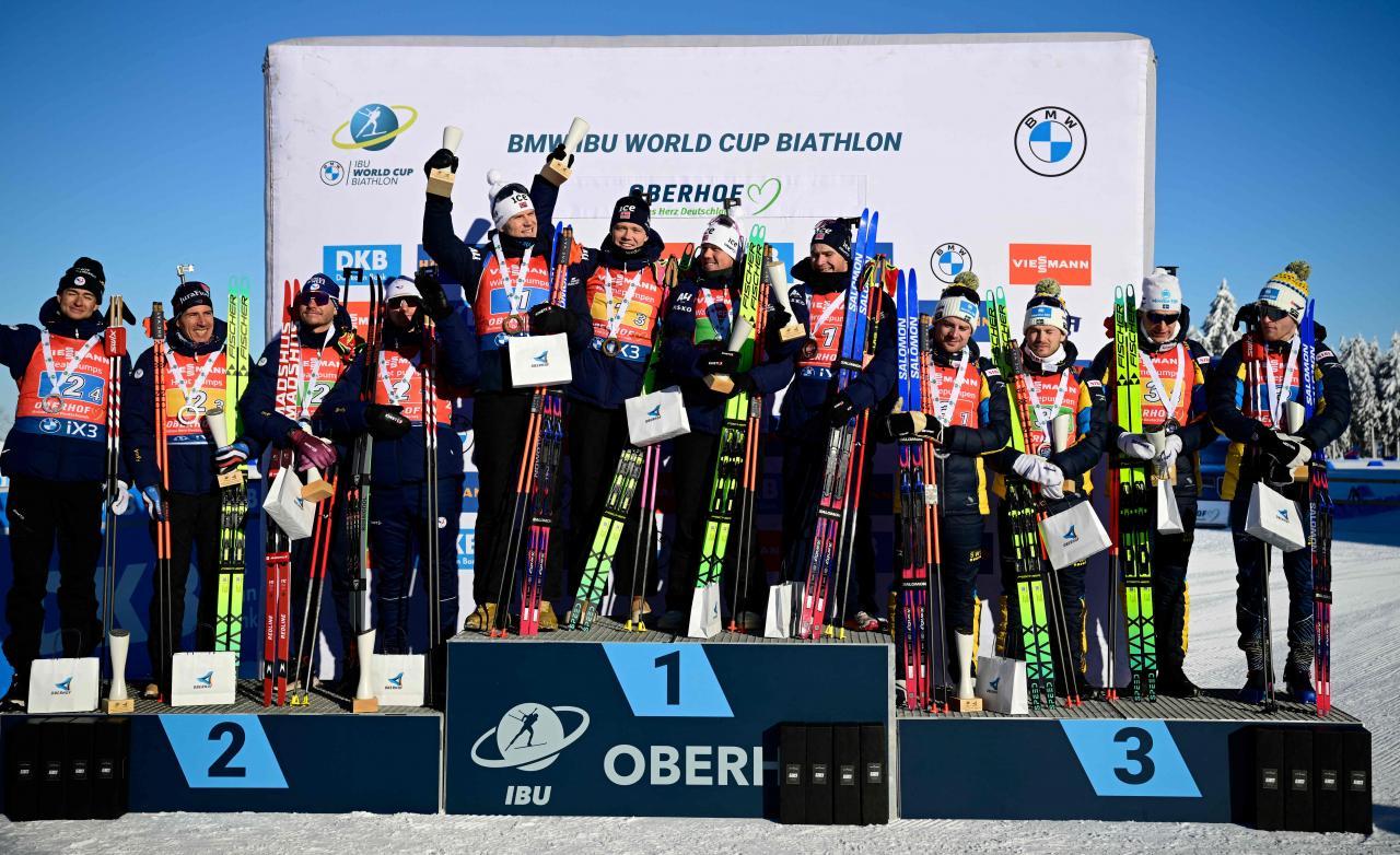 Das Staffel-Podest beim Biathlon-Weltcup in Oberhof. © APA/afp / TOBIAS SCHWARZ