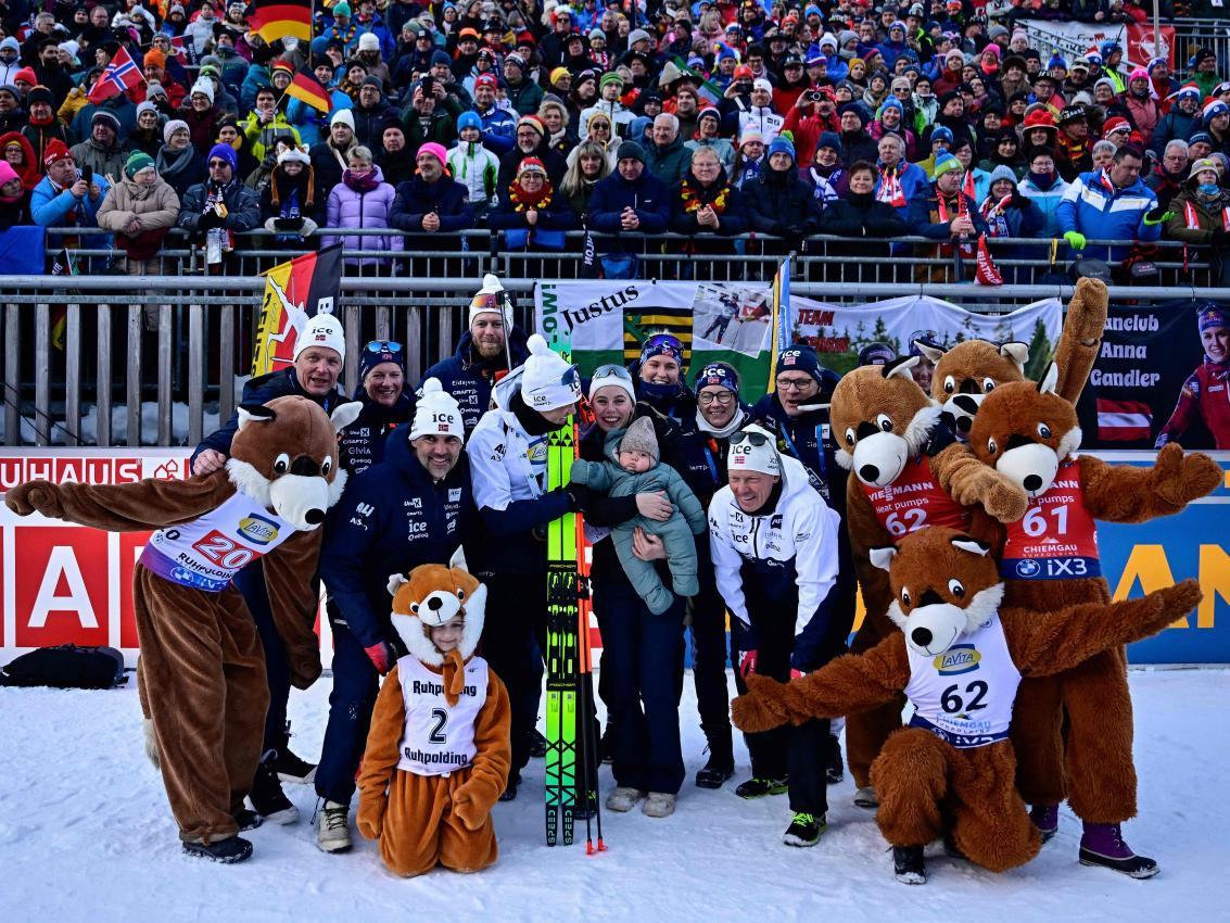 Der kleine Jon durfte aufs Siegerfoto. © APA/afp / TOBIAS SCHWARZ