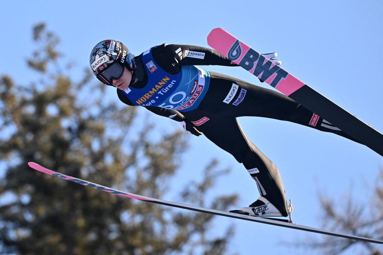 Der Norweger Lindvik bricht seine Tournee ab. © APA/afp / KERSTIN JOENSSON