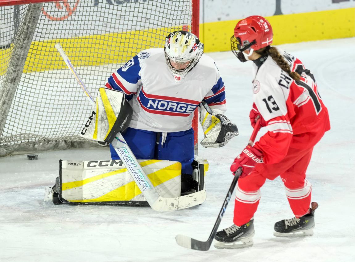Die Däninnen (in Rot) gewannen gegen Norwegen (Foto: Max Pattis).