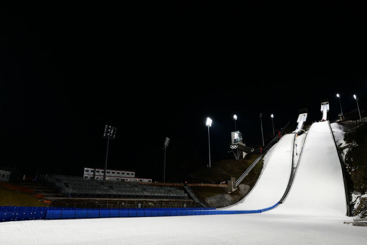 Die Skisprung-Anlage in Predazzo wurde modernisiert. © APA/afp / STEFANO RELLANDINI