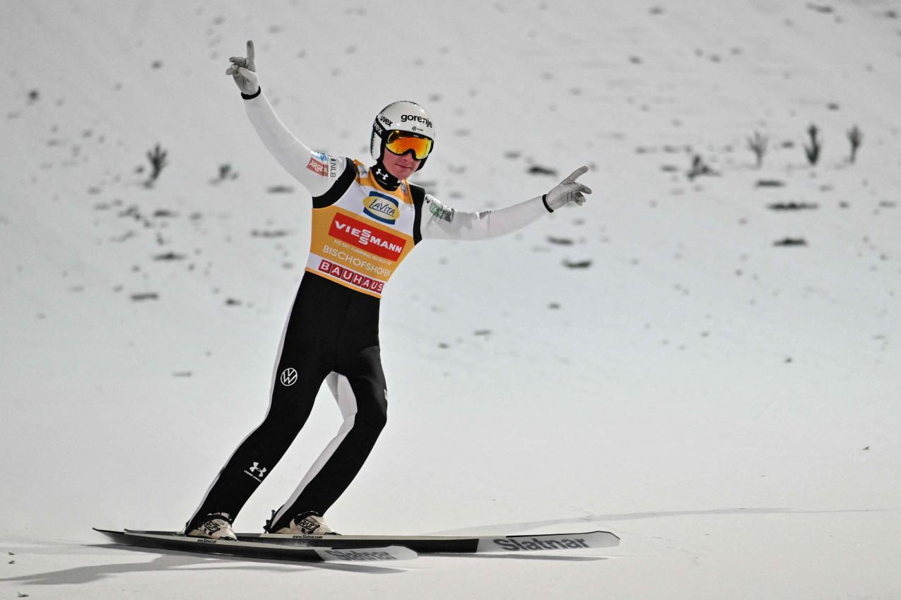 Domen Prevc bei seiner allerletzten Landung bei der diesjährigen Vierschanzentournee. © APA/afp / KERSTIN JOENSSON