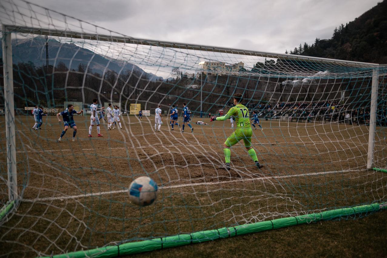 Drin ist der Ball: Der Moment des ersten Serie-D-Tores von Kilian Bauernfeind.