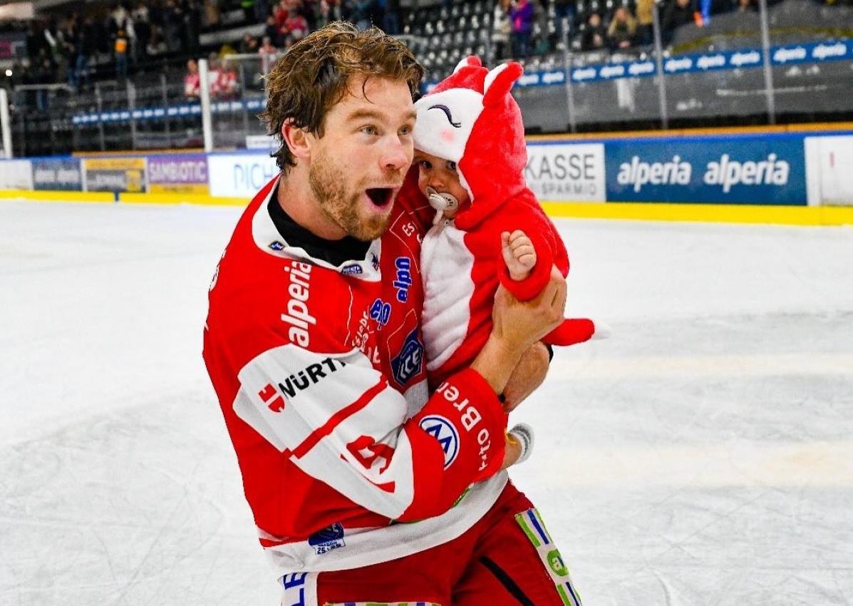 Ein besonderer Moment: McClure feiert mit seinem Neffen auf dem Eis. © HC Bozen
