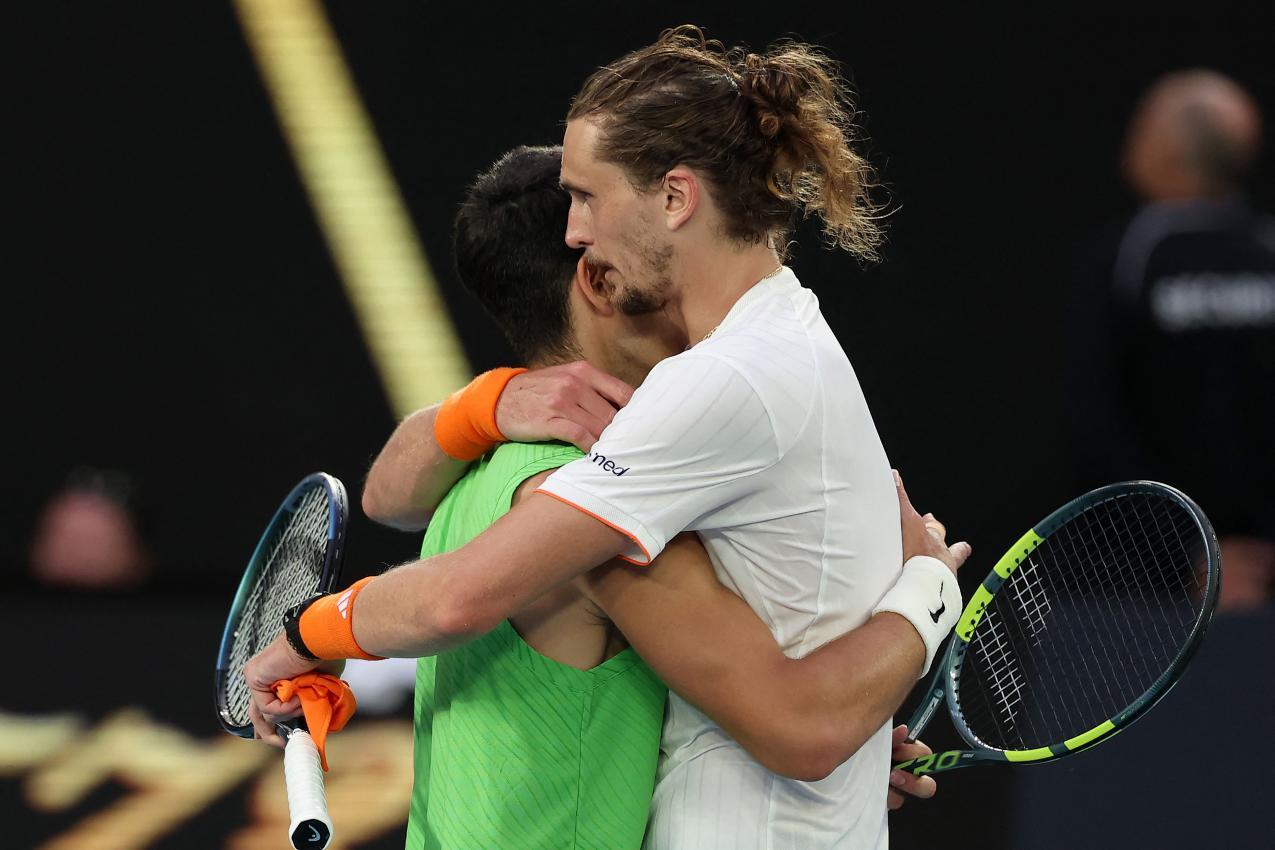 Ein fairer Abschluss: Carlos Alcaraz und Alexander Zverev beim Shakehands. © APA/afp / MARTIN KEEP