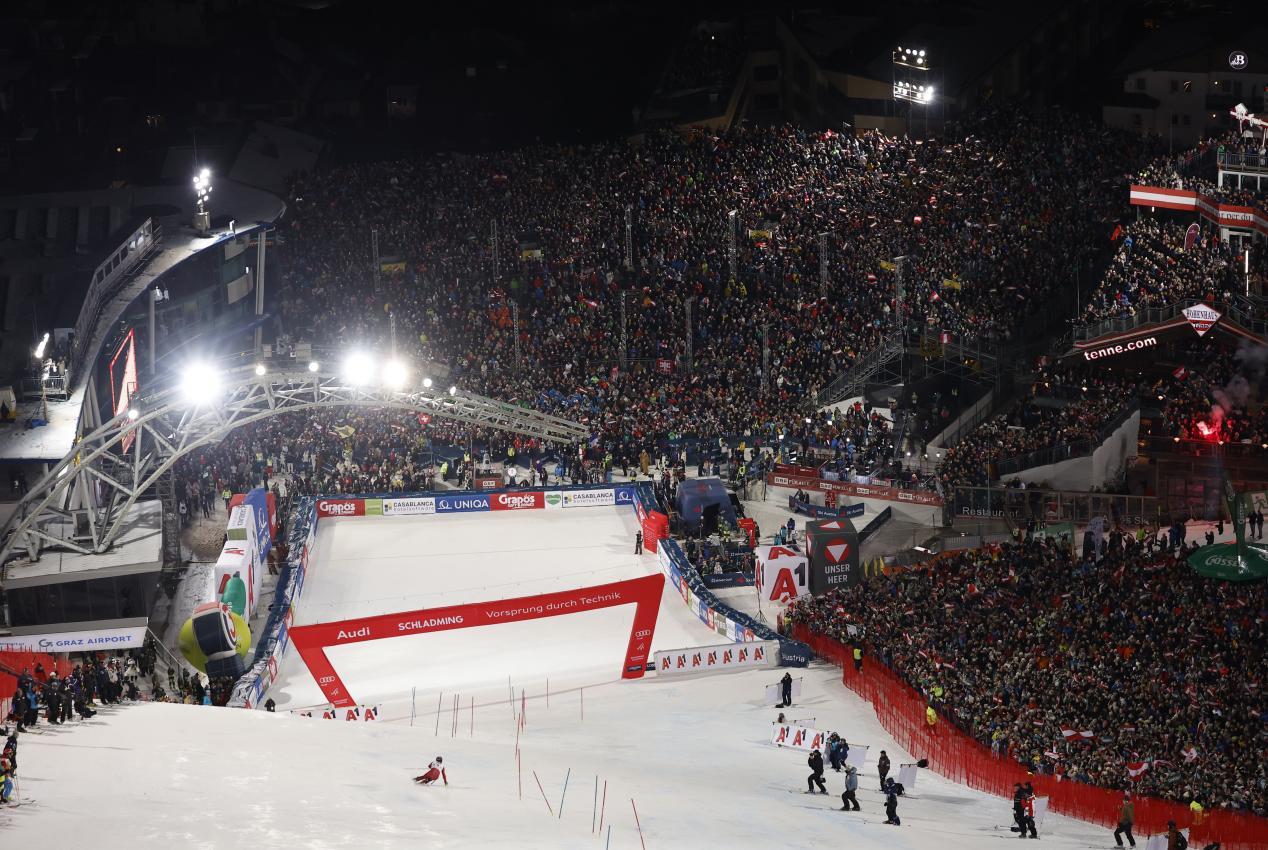 Eine Ansicht des Planai-Zielstadions während der Fahrt von Manuel Feller. © APA / ERWIN SCHERIAU