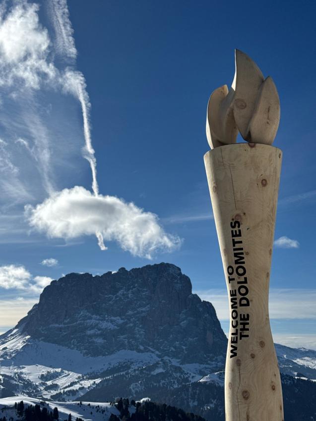 Eine Nachbildung der Olympischen Fackel aus Zirbelholz.