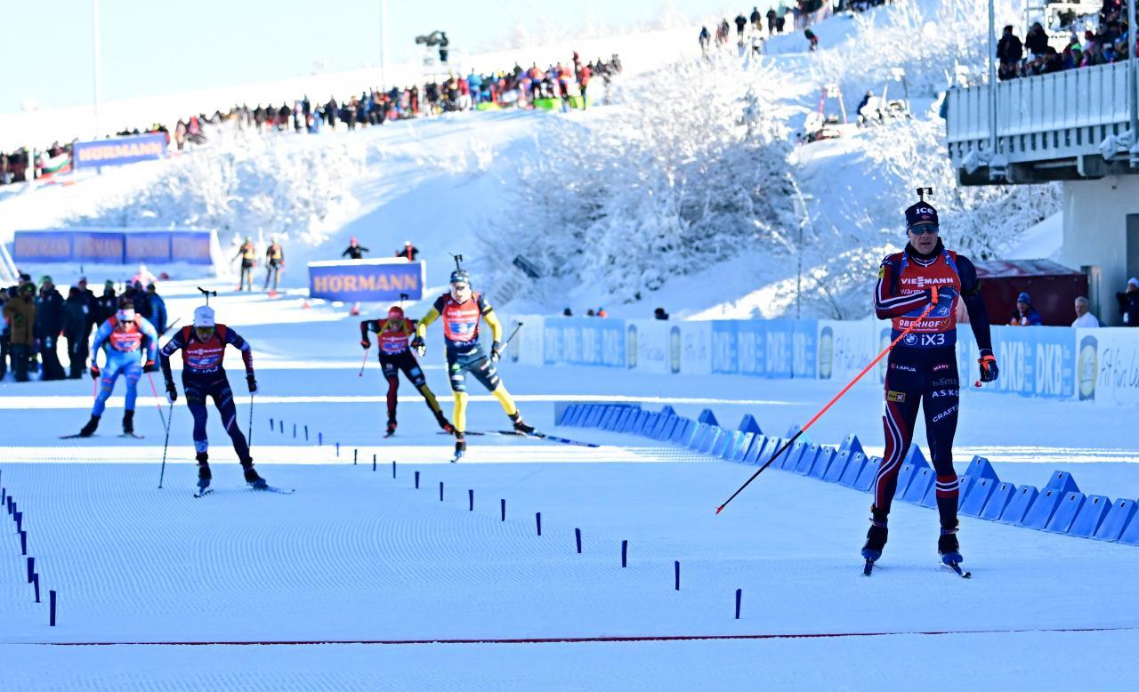 Fünf Athleten im finalen Zielsprint, ganz links Tommaso Giacomel. © APA/afp / TOBIAS SCHWARZ