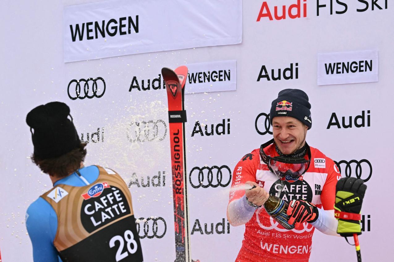 Giovanni Franzoni und Marco Odermatt bei der Podiumsparty in Wengen. © APA/afp / FABRICE COFFRINI