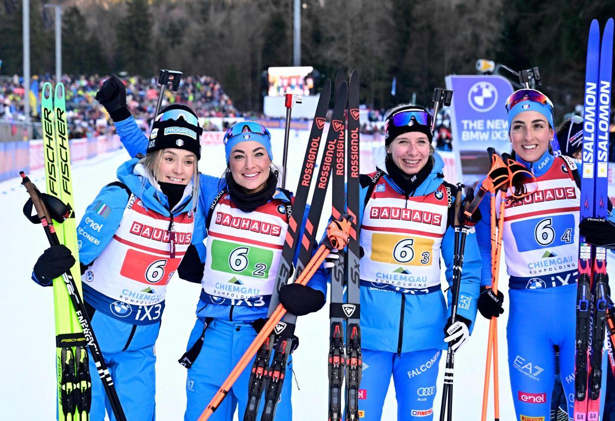 Hannah Auchentaller, Dorothea Wierer, Michela Carrara und Lisa Vittozzi durfte sich über ihren Podestplatz freuen. © APA/afp / TOBIAS SCHWARZ