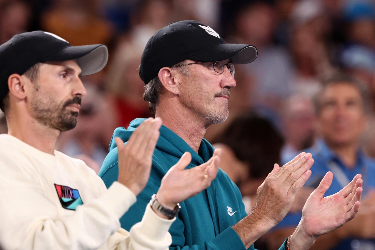 Harmonieren prächtig: Sinners Trainer Simone Vagnozzi (links) und Darren Cahill. © AFP / DAVID GRAY