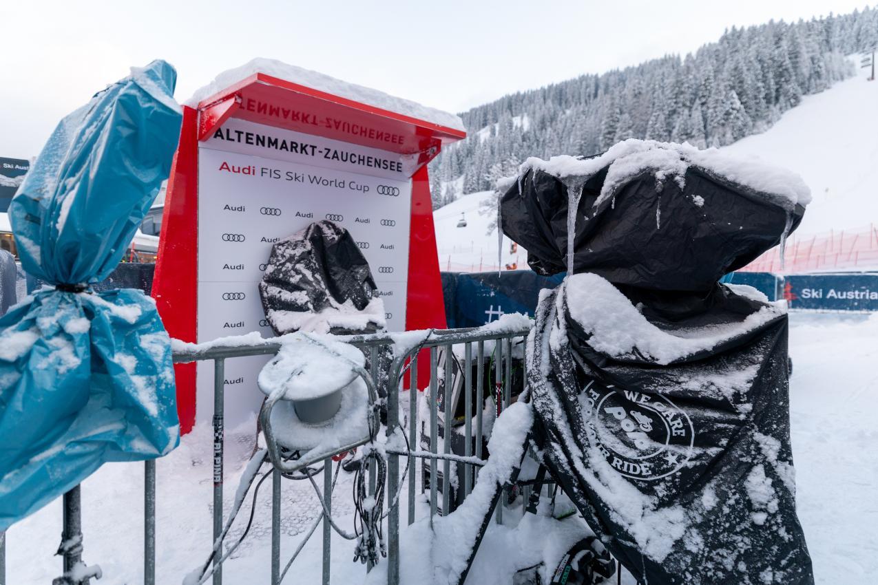 Heftiger Schneefall in Zauchensee: Rund 40 Zentimeter sind über Nacht gefallen. © APA / EXPA/ JOHANN GRODER