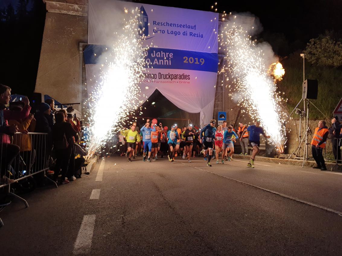 Hier der Reschenseelauf bei Nacht im Jahr 2019 im Rahmen der 20. Auflage. © am
