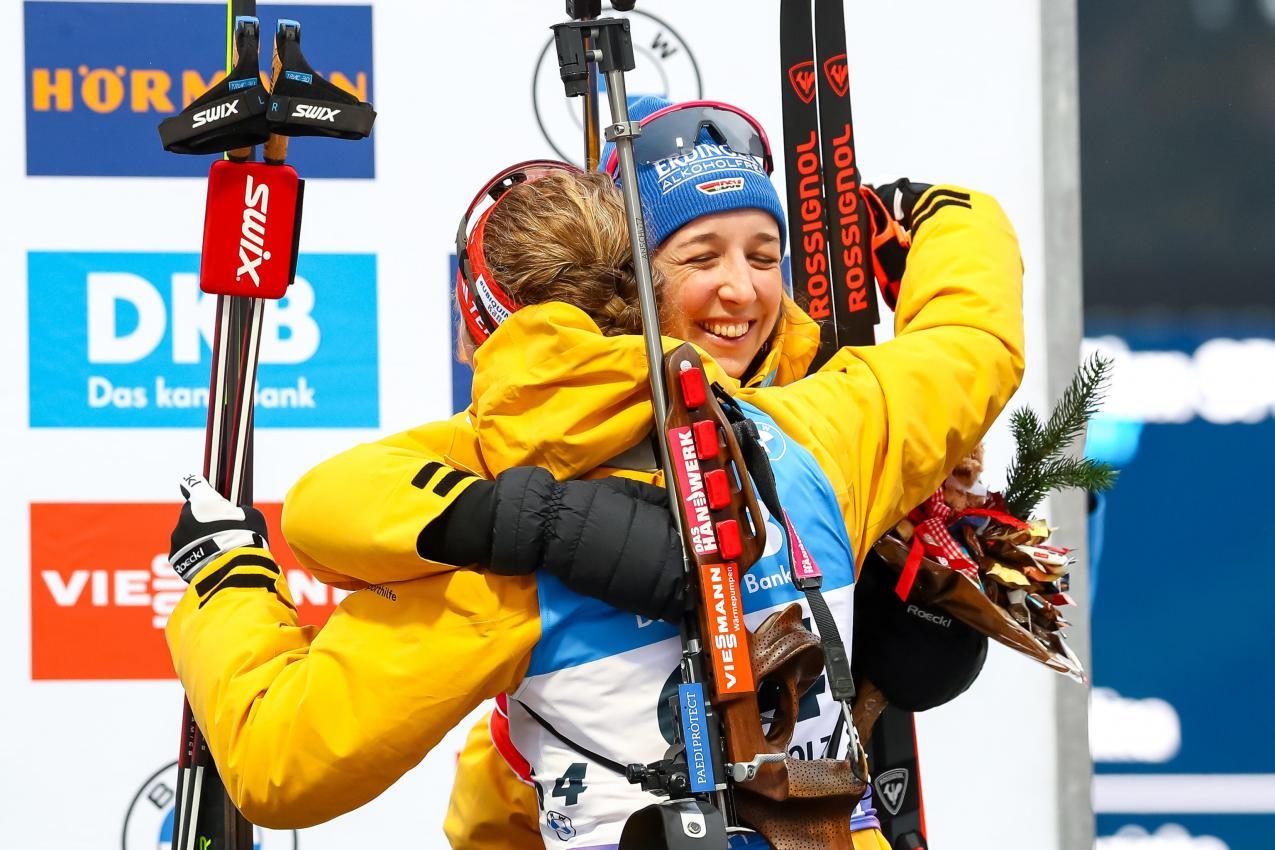 Im Januar 2025 standen Selina Grotian (Zweite, l.) und Franzi Preuß (Dritte, r.) in Antholz noch gemeinsam am Podest. © ANSA / ANDREA SOLERO