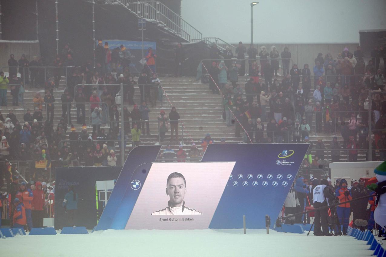 In Oberhof wurde an Sivert Bakken gedacht. © APA/afp / TOBIAS SCHWARZ
