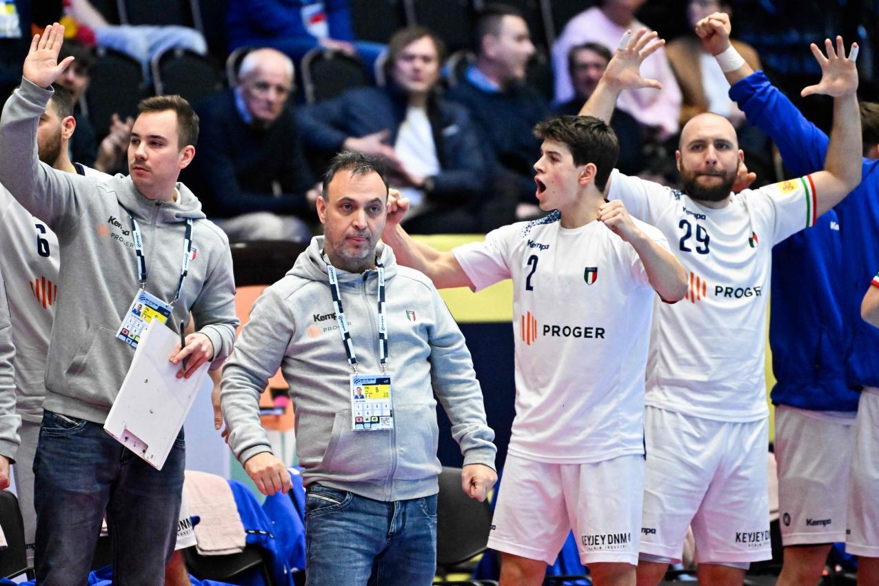 Italien um Coach Bob Hanning (2.v.l.) und Leo Prantner (Nr. 2) feierten zum EM-Abschluss einen Sieg. © APA/afp / JOHAN NILSSON/TT