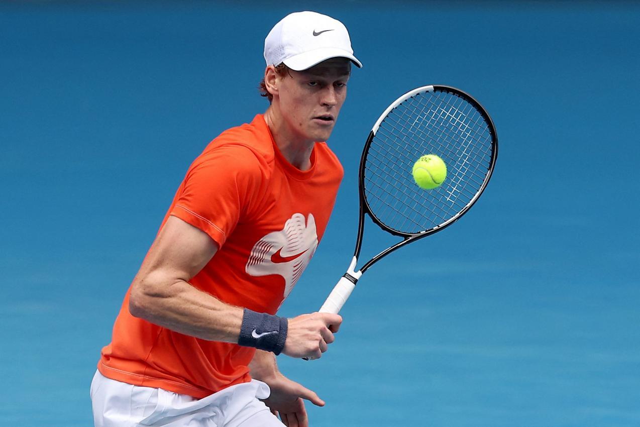 Jannik Sinner beim Training in Melbourne. © APA/afp / DAVID GRAY