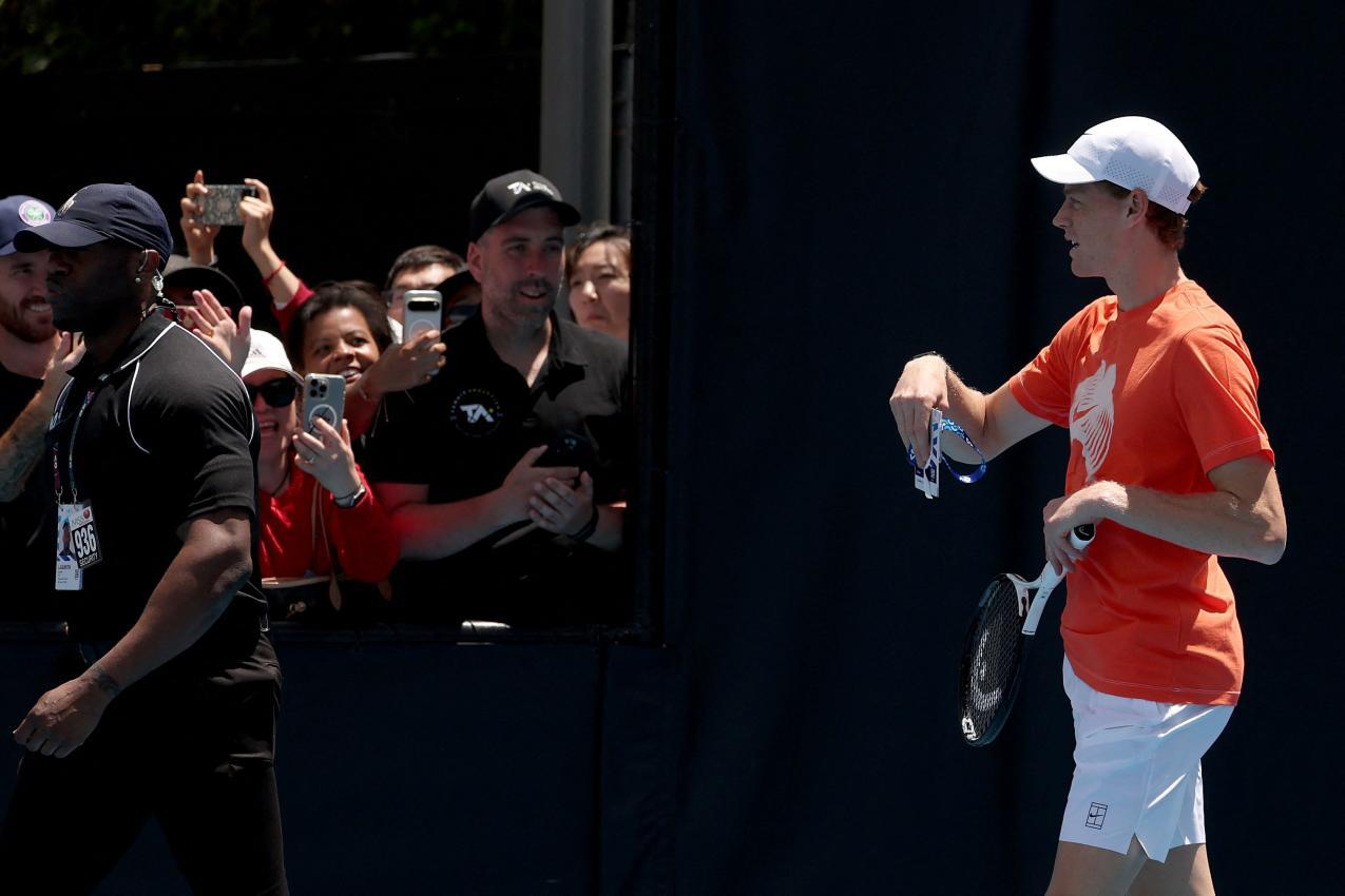 Jannik Sinner ist in Melbourne äußerst beliebt. © APA/afp / DAVID GRAY