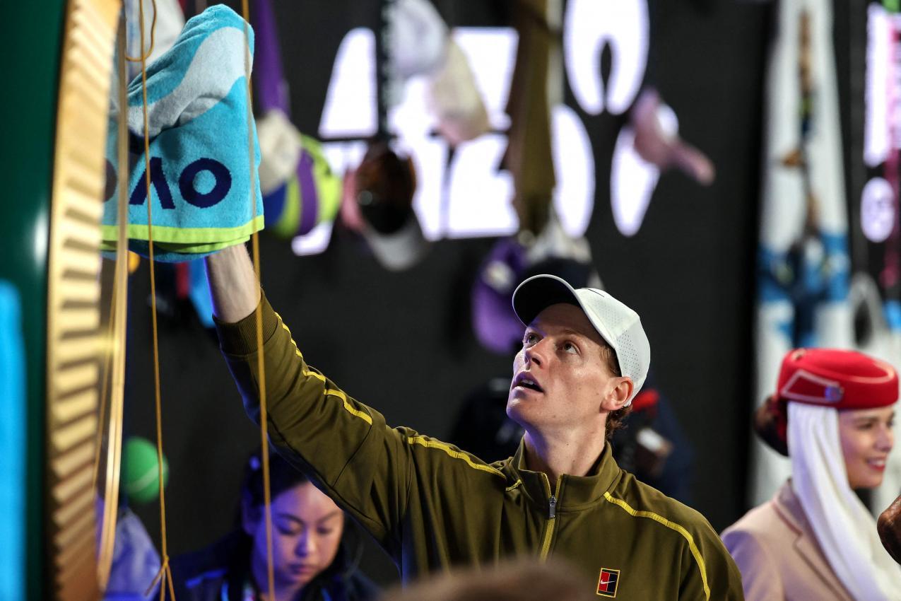 Jannik Sinner muss gegen den Serben mit der Favoritenrolle umgehen. © APA/afp / MARTIN KEEP