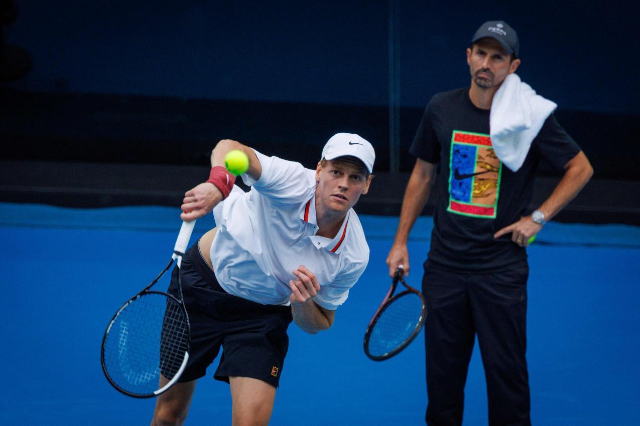 Jannik Sinner unter dem wachsamen Auge von Simone Vagnozzi. © APA/afp / PATRICK HAMILTON
