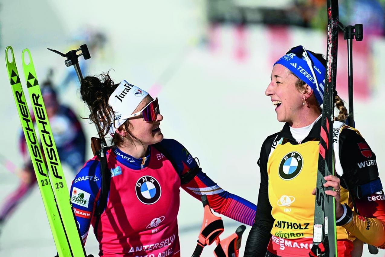 Lou Jeanmonnot und Franziska Preuß: Im Vorjahr gewann die Deutsche einen packenden Zweikampf um den Gesamtweltcup. © APA/afp / MARCO BERTORELLO