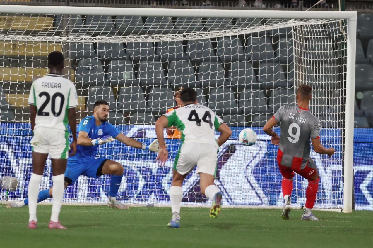 Manuel De Luca erzielte am 29. August im Spiel Cremonese gegen Sassuolo sein bislang einziges Serie-A-Tor. © ANSA / FILIPPO VENEZIA