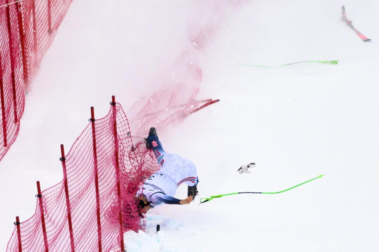 Marte Monsen krachte mit voller Wucht in die Streckenbegrenzung. © ANSA / ALESSANDRO DELLA VALLE