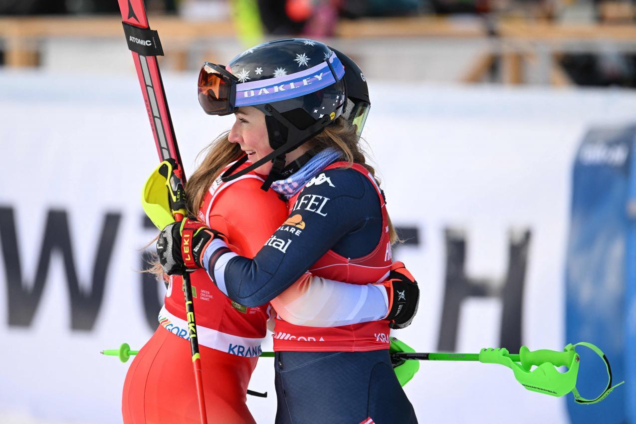 Mikaela Shiffrin gratuliert Camille Rast zum Sieg. © APA/afp / JURE MAKOVEC