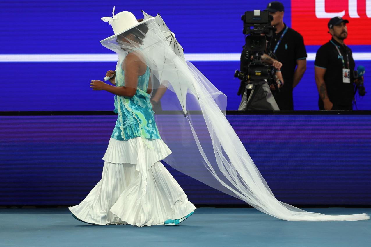 Naomi Osaka spazierte mit einem langen Schleier auf den Platz. © APA/afp / MARTIN KEEP