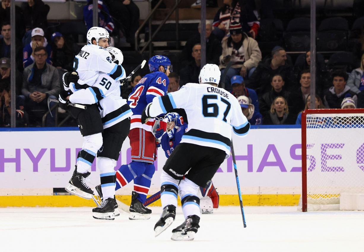 Nick Schmaltz (à gauche) célèbre le but avec Durzi. © APA / BRUCE BENNETT