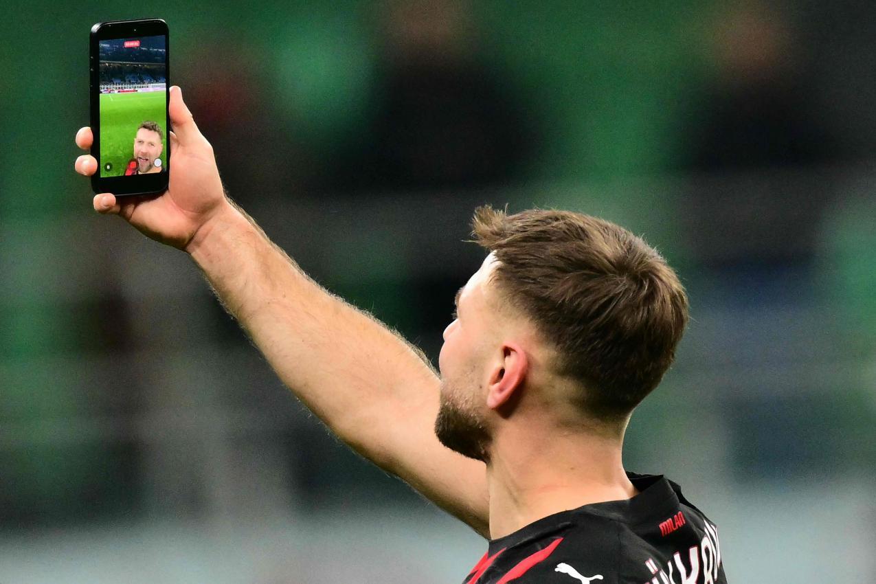 Niclas Füllkrug hielt das Ende eines verrückten Tages am Handy fest. © APA/afp / STEFANO RELLANDINI