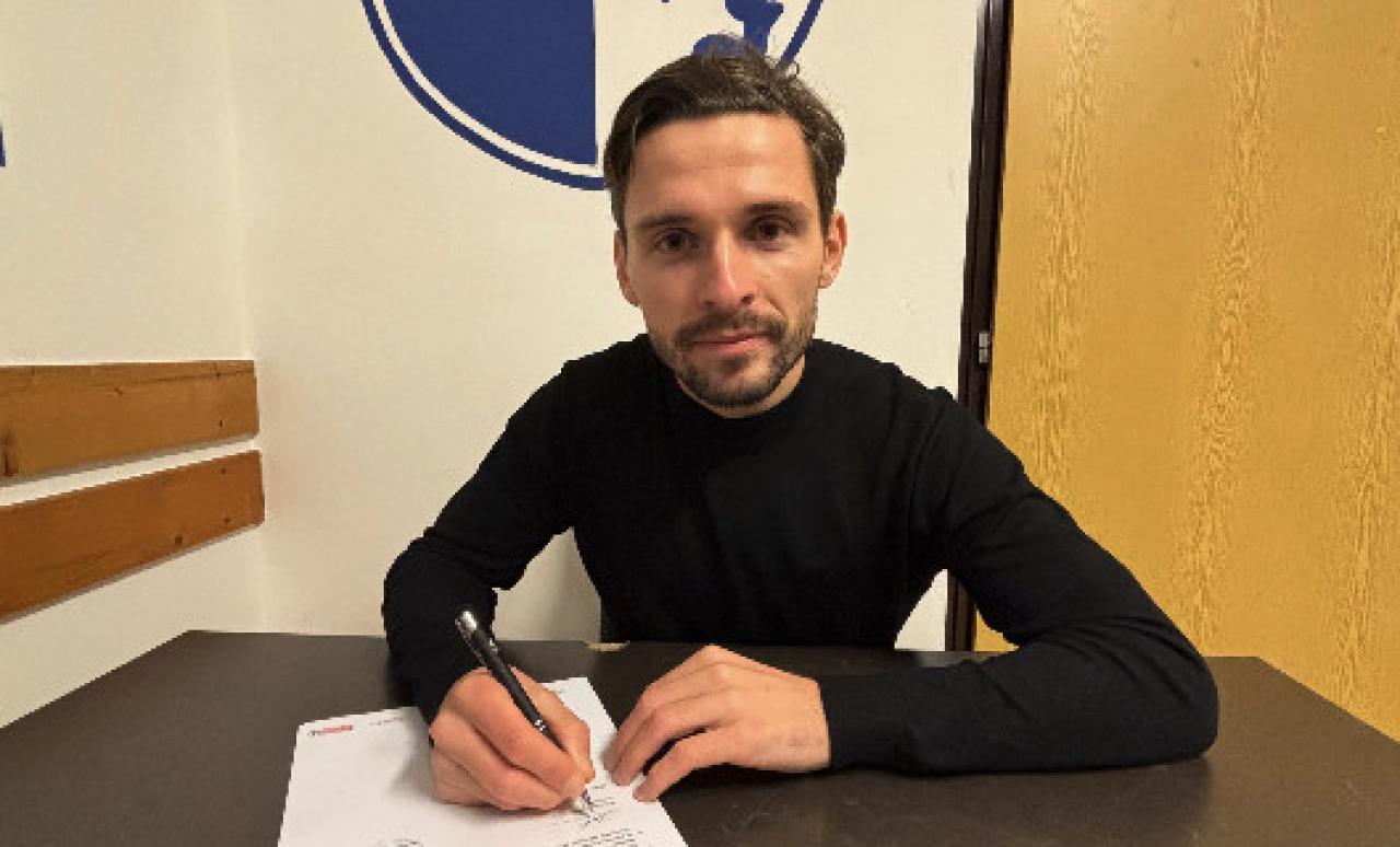 Nikolas Spalek at the contract signing on Friday on the Lahn River.