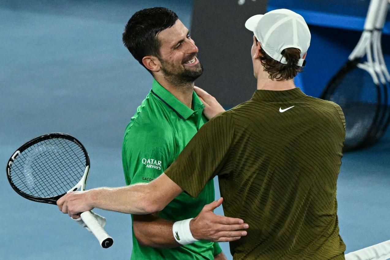 Novak Djokovic (links) und Jannik Sinner lieferten sich ein spannendes Halbfinale. © APA/afp / WILLIAM WEST