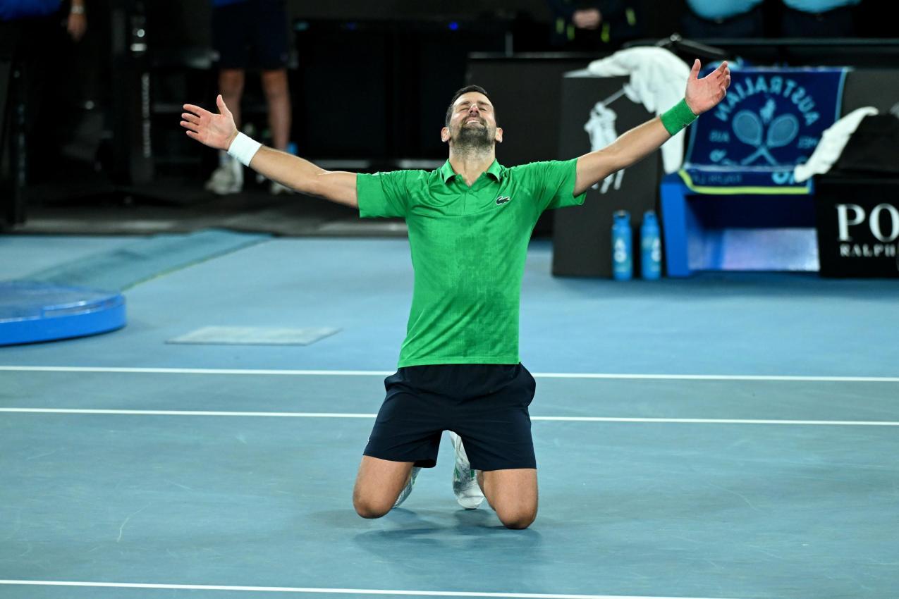 Novak Djokovic ließ seiner Freude nach Spielende freien Lauf. © ANSA / JAMES ROSS