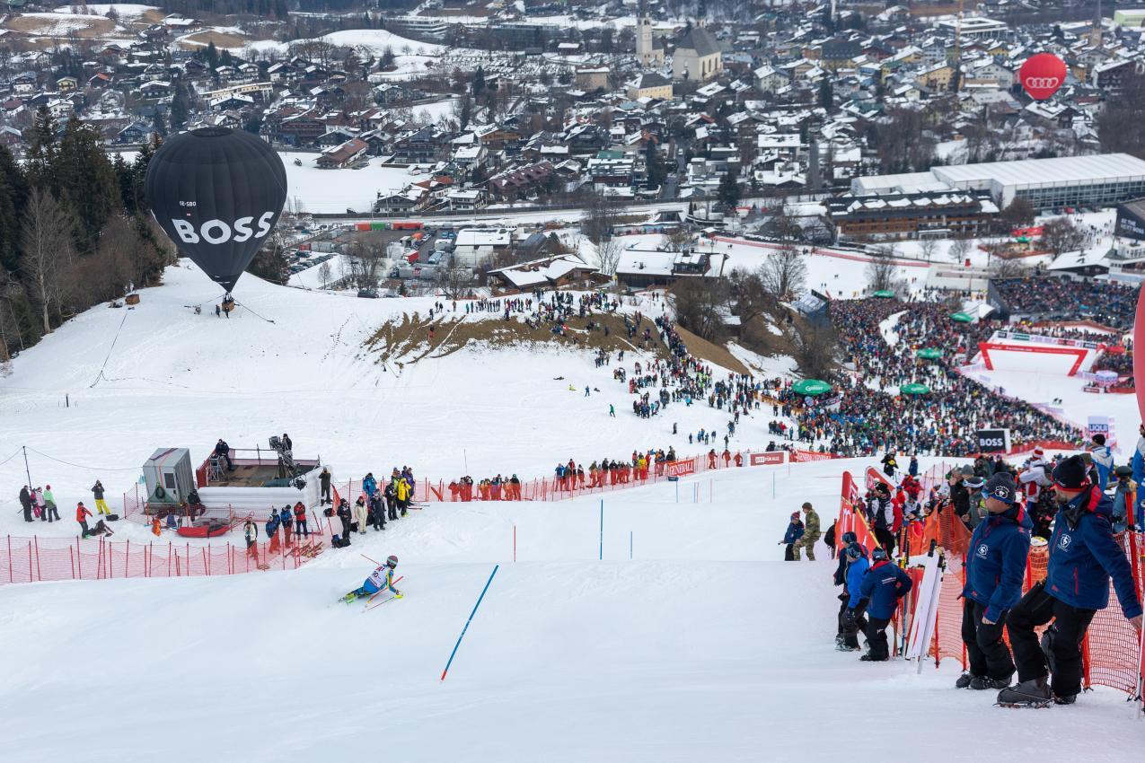 Spektakel pur: Der Ganslernhang in Kitzbühel. © APA / EXPA/ JOHANN GRODER