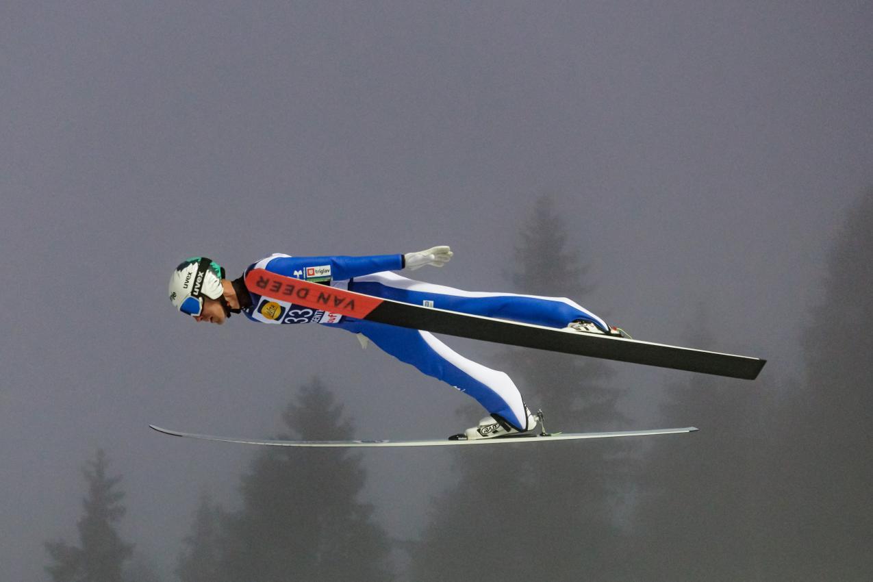 Timi Zajc wurde disqualifiziert. © AFP / JENS SCHLUETER